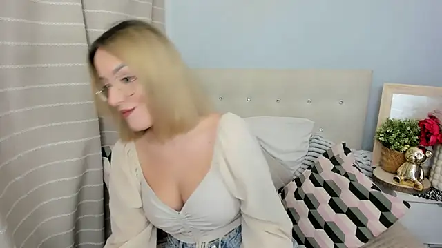 MollyFlowers online show from March 4, 8:05 pm