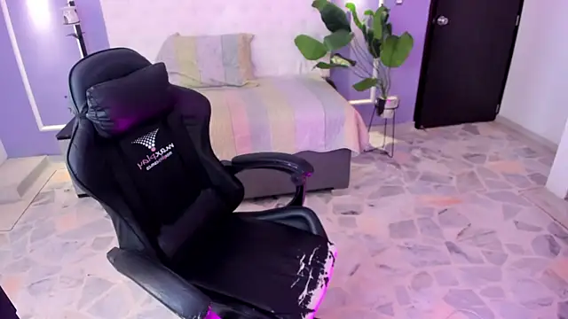 martinasaez online show from April 15, 7:51 pm