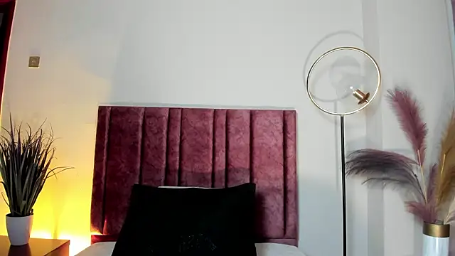 NoraDasilva online show from March 8, 2:20 pm