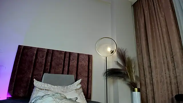 NoraDasilva online show from March 13, 12:04 am