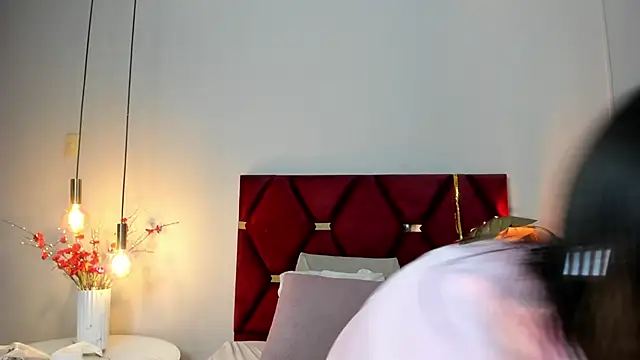 NoraDasilva online show from April 12, 2:31 pm