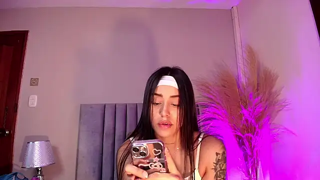 Snapshot of NoraDasilva chatting on November 11, 11:20 pm NoraDasilva online show from November 11, 11:20 pm