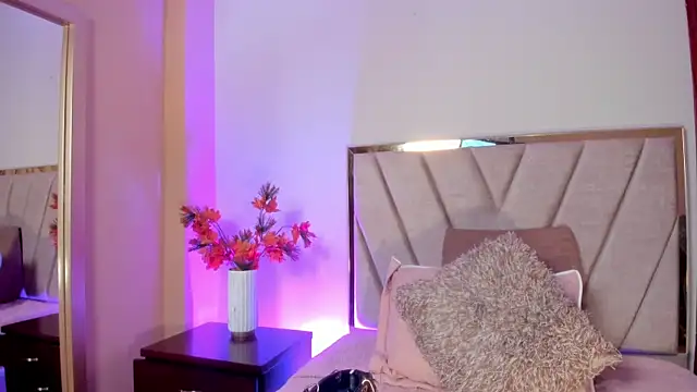 Snapshot of NoraDasilva chatting on December 5, 12:32 am NoraDasilva online show from December 5, 12:32 am