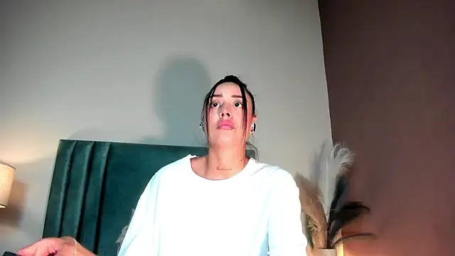 NoraDasilva online show from March 5, 11:32 pm