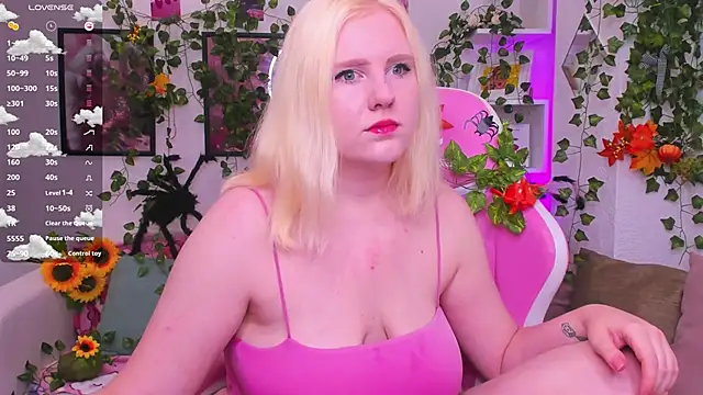 Snapshot of art_lovee chatting on October 23, 2:21 am art lovee online show from October 23, 2:21 am