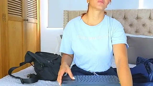 KeryHillson online show from October 29, 1:32 pm