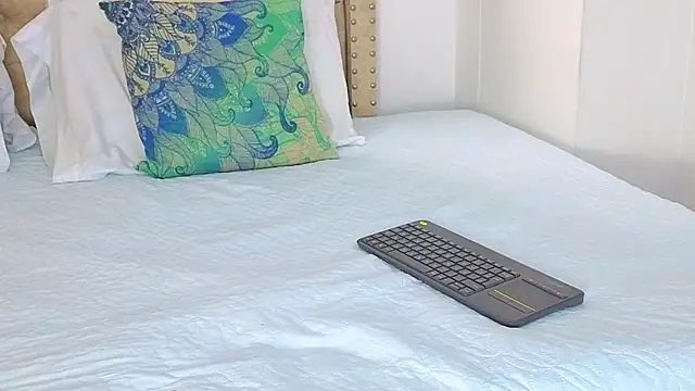 KeryHillson online show from October 27, 1:45 pm