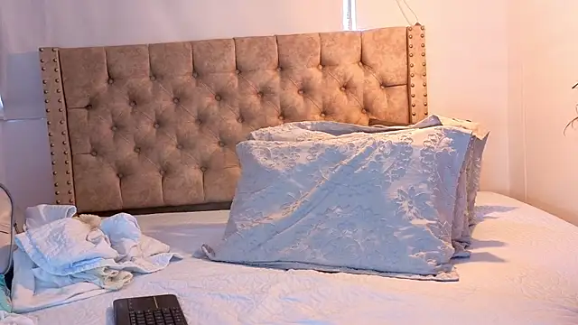 KeryHillson online show from December 19, 1:57 pm