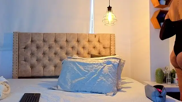 KeryHillson online show from March 29, 1:46 pm