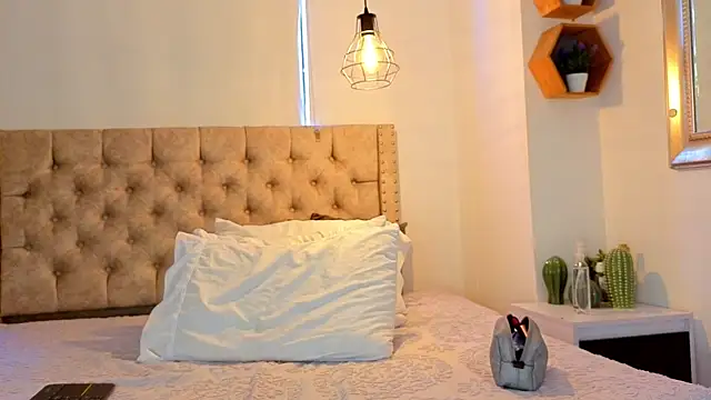 KeryHillson online show from April 9, 2:12 pm