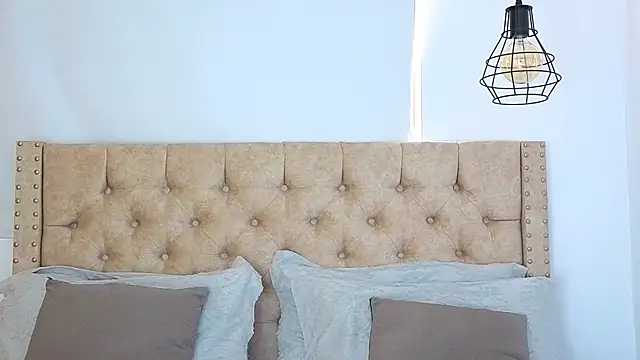 KeryHillson online show from November 17, 2:10 pm