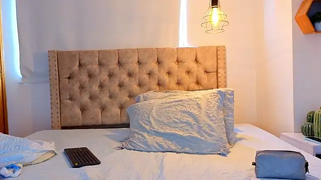 KeryHillson online show from March 6, 2:12 pm