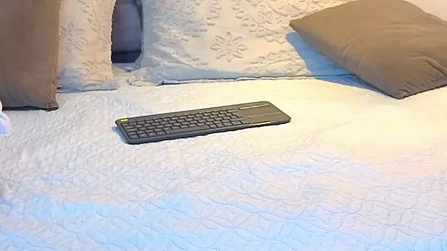 KeryHillson online show from November 10, 11:59 am