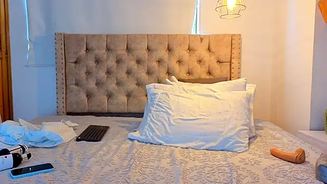 KeryHillson online show from March 30, 1:01 pm