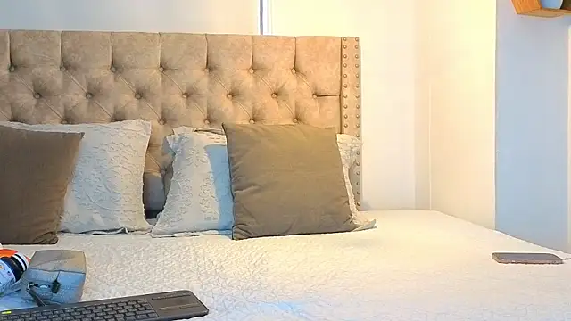 KeryHillson online show from November 12, 11:58 am