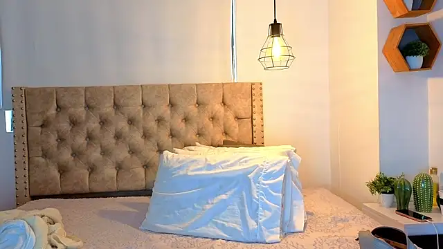 KeryHillson online show from January 13, 1:15 pm