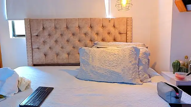 KeryHillson online show from March 17, 2:09 pm