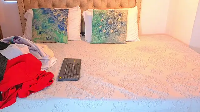 KeryHillson online show from October 26, 2:39 pm