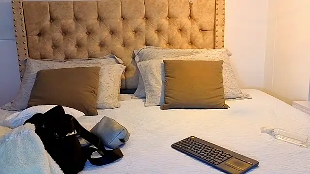 KeryHillson online show from December 22, 12:05 pm