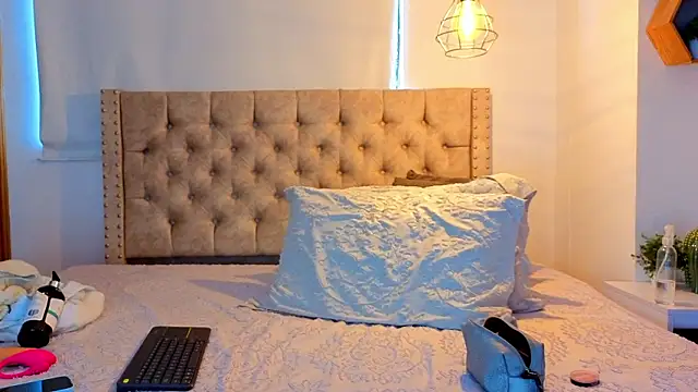 KeryHillson online show from February 23, 12:50 pm