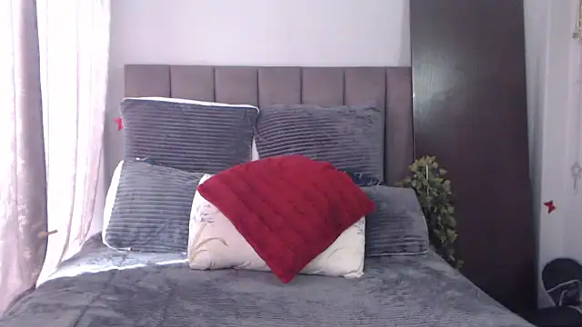 hotncurv8 online show from September 29, 8:43 am