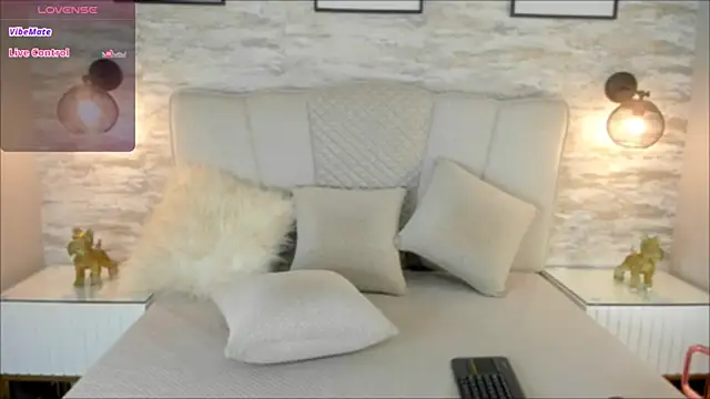 Snapshot of mia_slutty_ chatting on December 5, 3:53 am mia slutty online show from December 5, 3:53 am