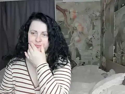 Lillian2 online show from March 25, 8:30 pm