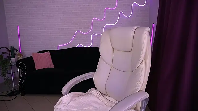 Snapshot of Daenerys_Daenn chatting on December 21, 7:32 am Daenerys Daenn online show from December 21, 7:32 am