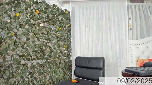 BunnyHotsx online show from February 9, 9:05 am