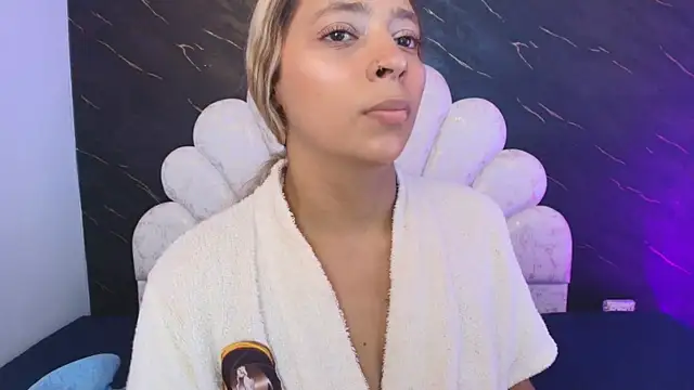 Snapshot of _MiaBrown_ chatting on July 21, 12:06 pm MiaBrown online show from July 21, 12:06 pm