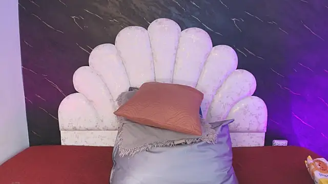  MiaBrown  online show from April 14, 12:10 pm