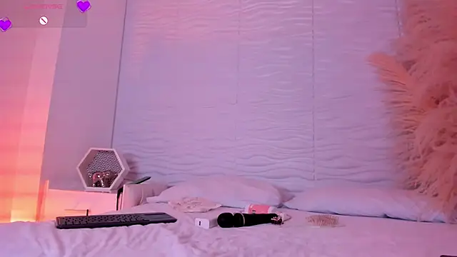 CamileHolmes online show from April 11, 7:45 am