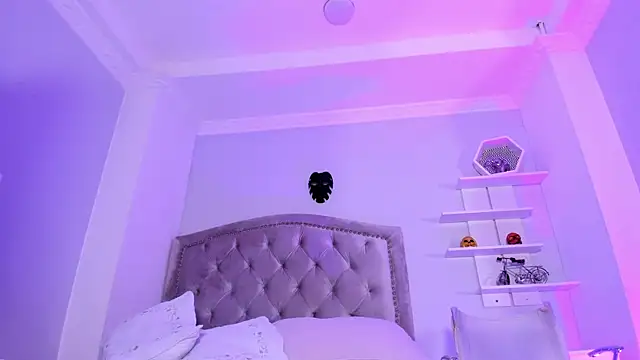 CamileHolmes online show from March 7, 5:29 am