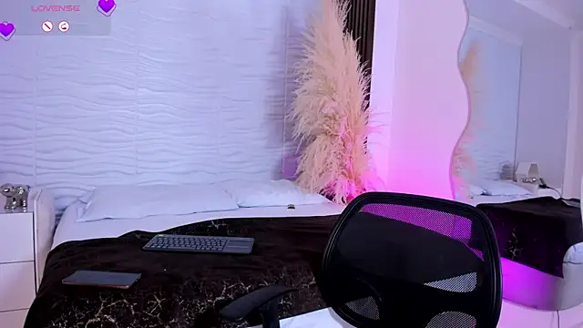 CamileHolmes online show from April 7, 5:20 am