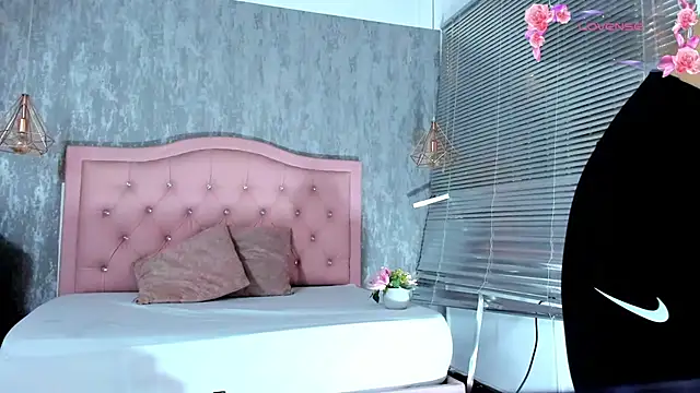 Snapshot of naomidibello chatting on July 21, 7:04 pm naomidibello online show from July 21, 7:04 pm