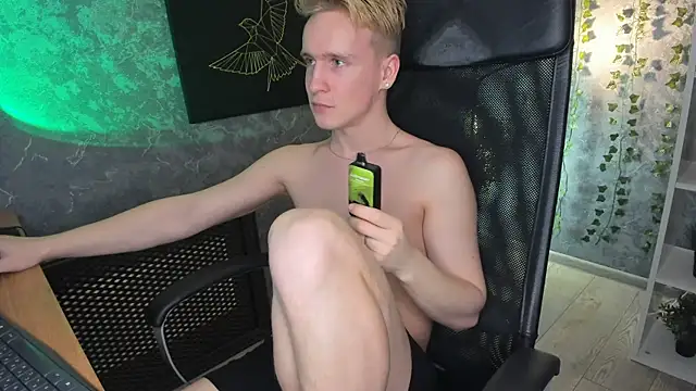 Snapshot of AlexxSweet chatting on January 18, 3:59 pm AlexxSweet online show from January 18, 3:59 pm