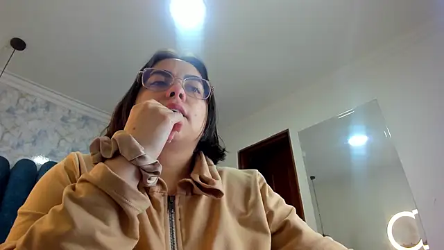 nalalye cruzz  online show from April 15, 2:50 am