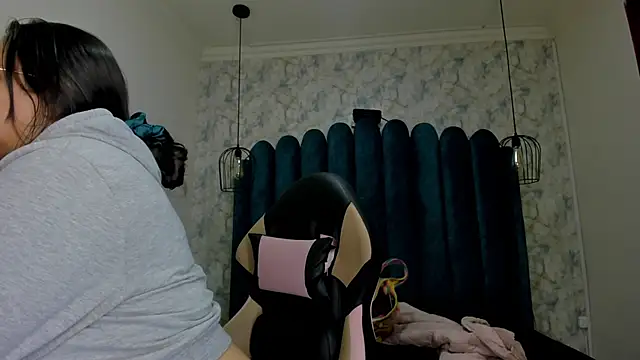 nalalye cruzz  online show from November 9, 4:16 am