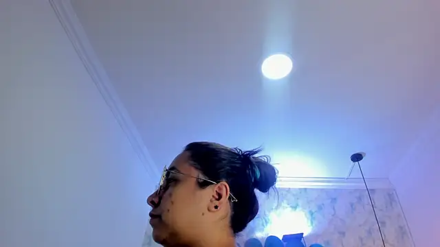 nalalye cruzz  online show from December 21, 2:46 am