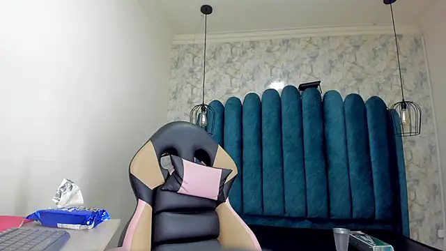 nalalye cruzz  online show from January 17, 2:59 am