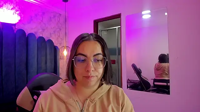 nalalye cruzz  online show from April 9, 2:24 am