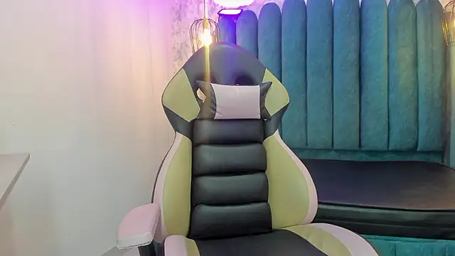 nalalye cruzz  online show from March 18, 2:26 am