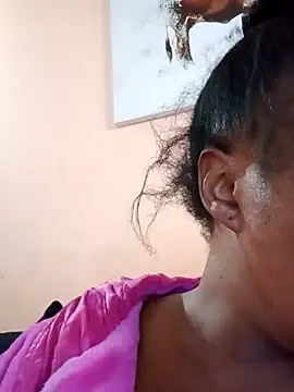 Snapshot of ZOQULUx chatting on February 24, 4:35 am ZOQULUx online show from February 24, 4:35 am