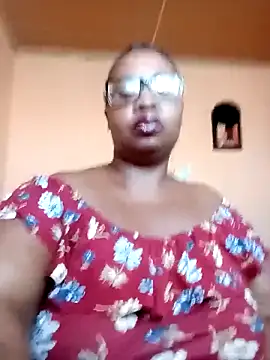 Snapshot of ZOQULUx chatting on February 7, 6:10 am ZOQULUx online show from February 7, 6:10 am