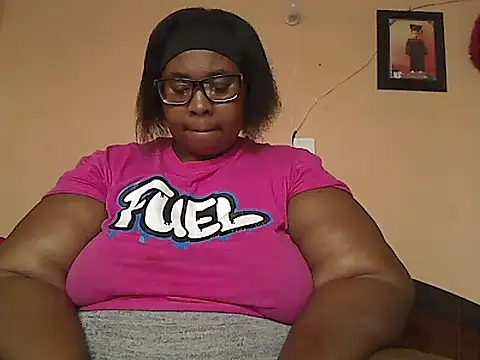 Snapshot of ZOQULUx chatting on November 16, 9:25 am ZOQULUx online show from November 16, 9:25 am