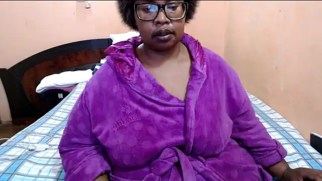 Snapshot of ZOQULUx chatting on June 12, 8:45 am ZOQULUx online show from June 12, 8:45 am