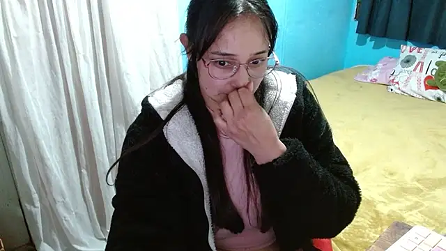 Snapshot of clarisse69 chatting on December 5, 11:12 pm clarisse69 online show from December 5, 11:12 pm