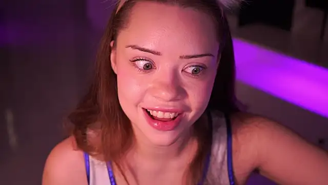 Snapshot of VixenMia chatting on December 16, 3:11 am VixenMia online show from December 16, 3:11 am