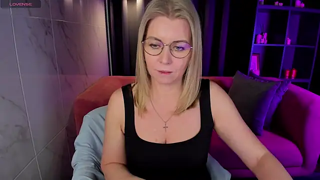 Snapshot of Annie_Light chatting on March 7, 12:01 pm Annie Light online show from March 7, 12:01 pm