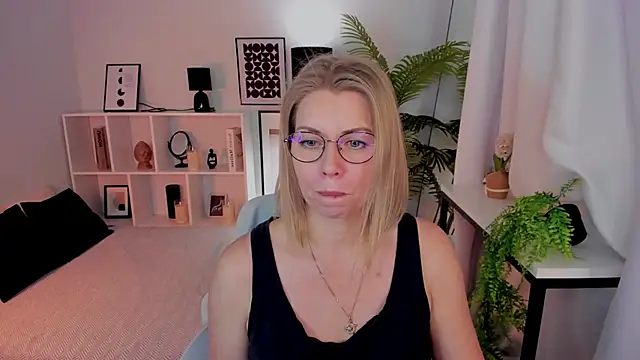 Snapshot of Annie_Light chatting on November 22, 1:43 pm Annie Light online show from November 22, 1:43 pm